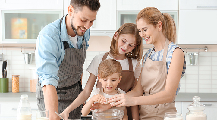 famiglia che cucina