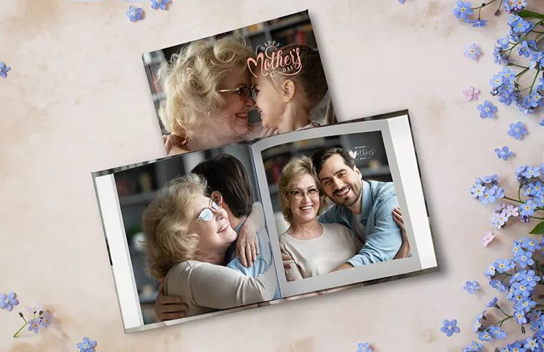 Libri fotografici personalizzati con copertina rigida di Printerpix|Album fotografico personalizzato di Printerpix con copertina rigida e grandi foto di una coppia anziana|Album fotografico personalizzato con immagini romantiche di una coppia e copertina fotografica|Album fotografico di famiglia con copertina stampata personalizzata e testo del nome della famiglia|Animale domestico e donna che guardano un libro fotografico di famiglia personalizzato con design personalizzato|Due persone che guardano un libro fotografico personalizzato di Printerpix con foto di matrimonio e sposa