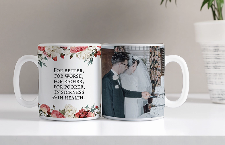 Tazze Foto Personalizzate da Printerpix|Mamma e bambino che tengono una tazza personalizzata con design a cartone animato di Printerpix con testo per papà|Tazza foto personalizzata con immagine di bambino che gattona indossando una tutina da animale|Mamma e figlia che tengono tazze foto personalizzate con foto di famiglia|Coppia che si bacia con tazze personalizzate con testo|Tazza foto personalizzata con la tua foto di un cane