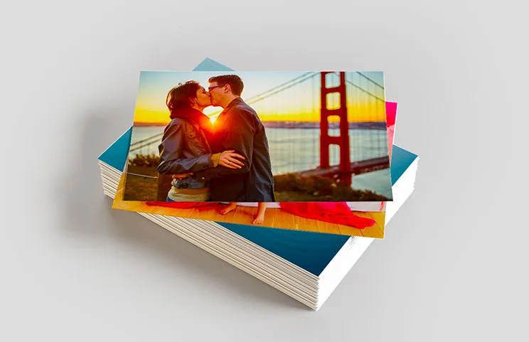Pila di stampe fotografiche personalizzate dal servizio di stampa fotografica online di Printerpix