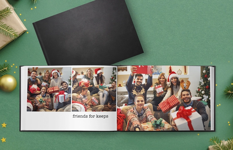 Libri fotografici personalizzati in pelle di Printerpix|Libro fotografico personalizzato di Printerpix con copertina in pelle e design personalizzato|Album fotografico su misura aperto sul tavolo con collage di foto di famiglia|Foto di matrimonio e della sposa in album fotografico stampato personalizzato da Printerpix|Coppia guarda libro fotografico personalizzato con copertina in pelle realizzato da Printerpix|Coppia anziana stampa grandi foto personalizzate in album fotografico in pelle