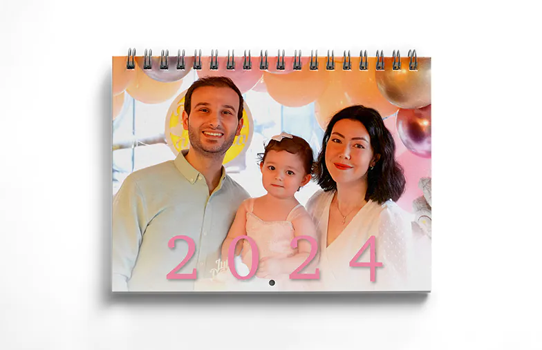 Foto della fidanzata su calendario da parete personalizzato appeso in soggiorno