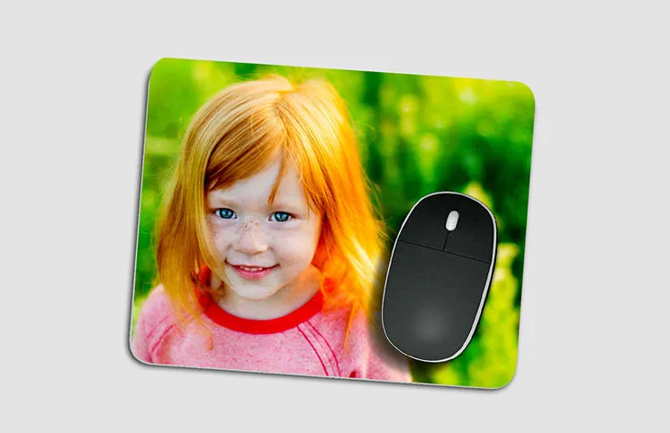 Tappetino per mouse personalizzato con una ragazza dai capelli rossi carina, sfondo verde vibrante. Crea il tuo design unico oggi!