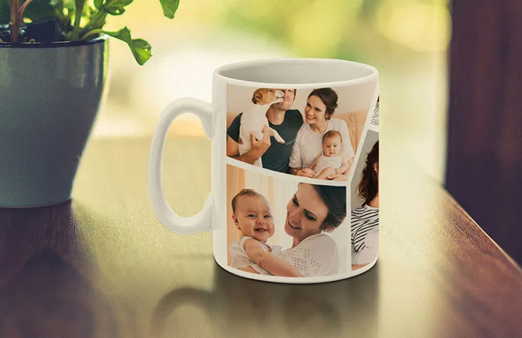 Tazze collage di foto di Printerpix|Tazza personalizzata con collage di foto della coppia e del loro bambino di Printerpix|Primo piano di tazza fotografica personalizzata con un collage di foto di famiglia e testo|Primo piano di tazza con collage di foto di una giovane coppia|Ragazza che tiene una tazza con design collage di foto di coppia|Due tazze fotografiche personalizzate con immagini e testo a tema romantico e familiare