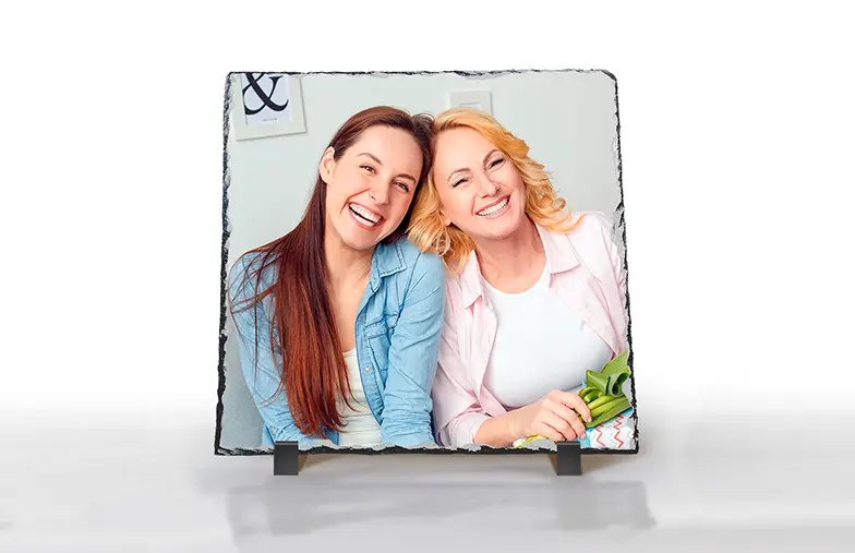 Ardesia Fotografica in Pietra|Foto Personalizzate su Ardesia di Printerpix regali fotografici per la mamma|vista laterale dell'ardesia in pietra con bambino, mamma e papà|due giovani stampati su una pietra|Regalo Personalizzato Pietra con immagine stampata