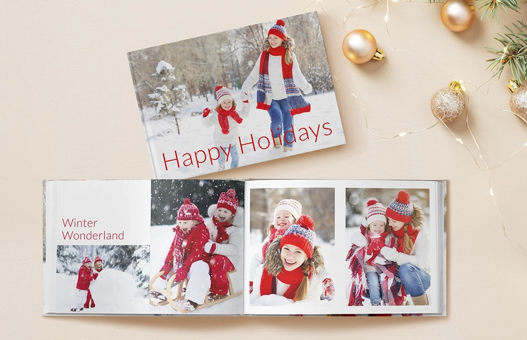 Libri fotografici personalizzati con copertina rigida di Printerpix|Album fotografico personalizzato di Printerpix con copertina rigida e grandi foto di una coppia anziana|Album fotografico personalizzato con immagini romantiche di una coppia e copertina fotografica|Album fotografico di famiglia con copertina stampata personalizzata e testo del nome della famiglia|Animale domestico e donna che guardano un libro fotografico di famiglia personalizzato con design personalizzato|Due persone che guardano un libro fotografico personalizzato di Printerpix con foto di matrimonio e sposa