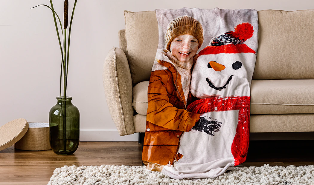 Coperta Fotografica Tocco di Vison da Printerpix|Coperte Personalizzate|Grande coperta fotografica su letto matrimoniale con foto di ragazza|Immagine della coperta fotografica con confronto delle dimensioni|Immagine collage in bianco e nero della coperta fotografica
