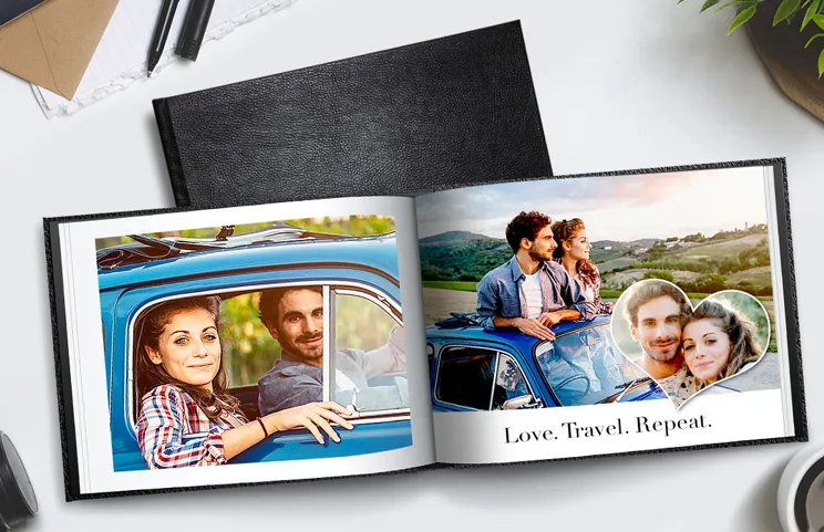 Libri fotografici personalizzati in pelle di Printerpix|Libro fotografico personalizzato di Printerpix con copertina in pelle e design personalizzato|Album fotografico su misura aperto sul tavolo con collage di foto di famiglia|Foto di matrimonio e della sposa in album fotografico stampato personalizzato da Printerpix|Coppia guarda libro fotografico personalizzato con copertina in pelle realizzato da Printerpix|Coppia anziana stampa grandi foto personalizzate in album fotografico in pelle