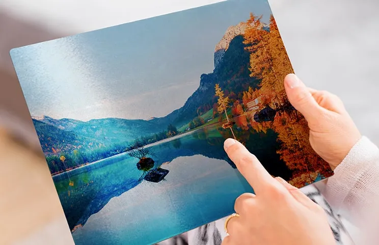 Stampa fotografica in alluminio di una montagna e un lago tenuta da una donna realizzata da Printerpix