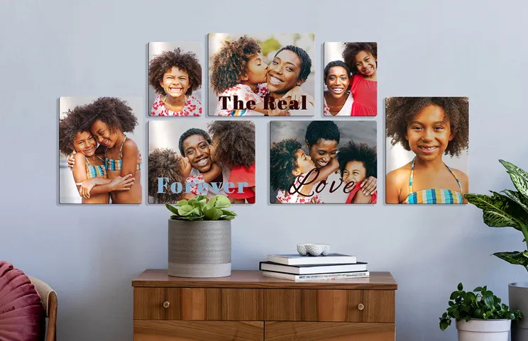Stampa fotografica in alluminio di una montagna e un lago tenuta da una donna realizzata da Printerpix