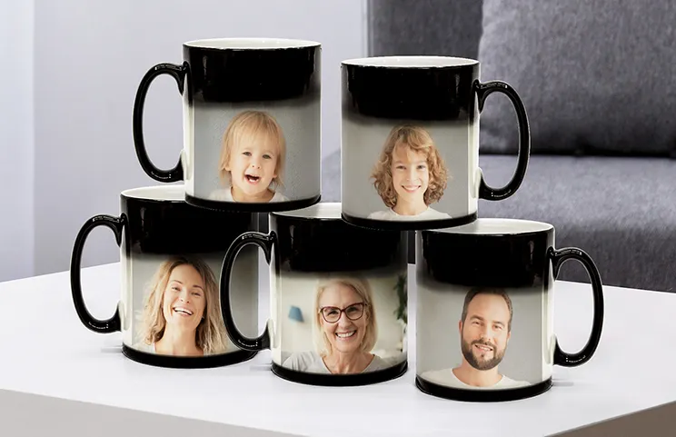 Tazza magica personalizzata di Printerpix che cambia colore con il calore con foto personalizzata di un bambino rivelata|Tazza magica personalizzata di Printerpix che cambia colore con il calore con foto personalizzata di un bambino rivelata|Ragazzo che tiene una tazza magica personalizzata con la sua foto|Tazza magica con foto di gatto mentre si versa il tè sulla scrivania|Coppia che tiene due tazze magiche che cambiano colore con testo personalizzato di Printerpix|Tazza magica personalizzata con foto rivelata di una giovane donna