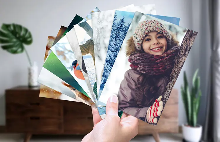 Stampa di foto da Printerpix|Pila di stampe fotografiche personalizzate dal servizio di stampa fotografica online di Printerpix|Stampe fotografiche piccole, medie e grandi sul tavolo dal telefono cellulare|Stampe fotografiche|Mani che tengono una stampa fotografica di tre bambini in vacanza|Gamma di dimensioni di stampe fotografiche online di foto scattate da telefono cellulare della famiglia