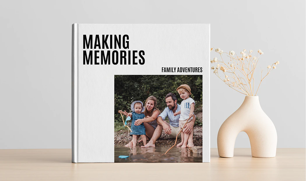 Libri Fotografici|Libri Fotografici|Album fotografico personalizzato con immagini romantiche di una coppia e copertina fotografica|Album fotografico di famiglia con copertina stampata personalizzata e testo del nome della famiglia|Animale domestico e donna che guardano libro fotografico di famiglia personalizzato con design su misura|Copertina Rigida