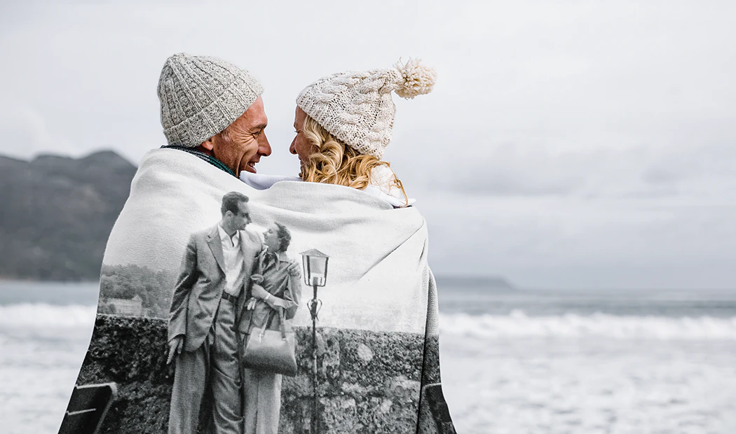 Coperta Fotografica Tocco di Vison da Printerpix|Coperte Personalizzate|Grande coperta fotografica su letto matrimoniale con foto di ragazza|Immagine della coperta fotografica con confronto delle dimensioni|Immagine collage in bianco e nero della coperta fotografica