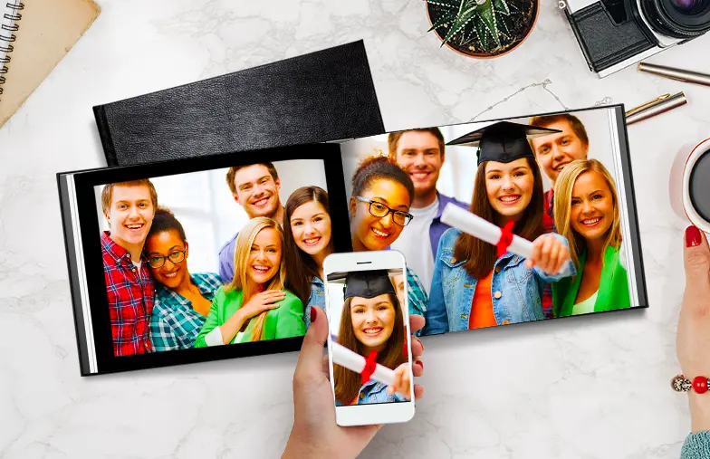 Libri fotografici personalizzati in pelle di Printerpix|Libro fotografico personalizzato di Printerpix con copertina in pelle e design personalizzato|Album fotografico su misura aperto sul tavolo con collage di foto di famiglia|Foto di matrimonio e della sposa in album fotografico stampato personalizzato da Printerpix|Coppia guarda libro fotografico personalizzato con copertina in pelle realizzato da Printerpix|Coppia anziana stampa grandi foto personalizzate in album fotografico in pelle