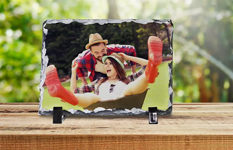 Ardesia Fotografica in Pietra|Ardesia in pietra con foto di famiglia|vista laterale dell'ardesia in pietra con bambino, mamma e papà|due giovani stampati su una pietra|Regalo personalizzato Pietra con immagine stampata