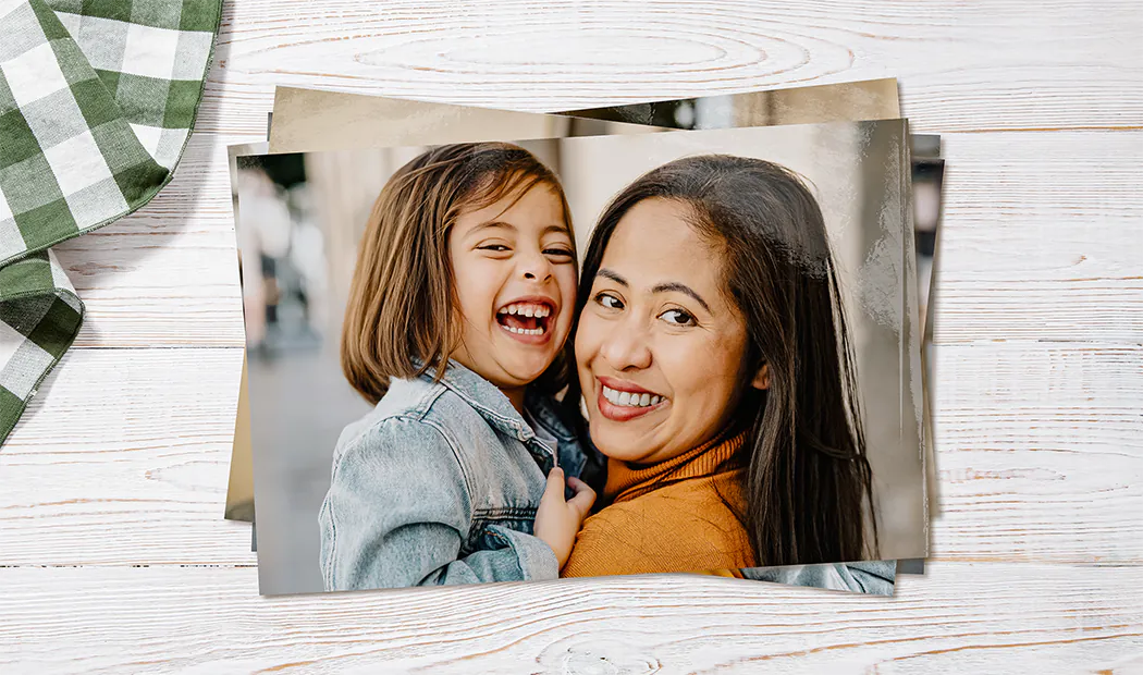Stampa di foto da Printerpix|Pila di stampe fotografiche personalizzate dal servizio di stampa fotografica online di Printerpix|Stampe fotografiche piccole, medie e grandi sul tavolo dal telefono cellulare|Stampe fotografiche|Mani che tengono una stampa fotografica di tre bambini in vacanza|Gamma di dimensioni di stampe fotografiche online di foto scattate da telefono cellulare della famiglia