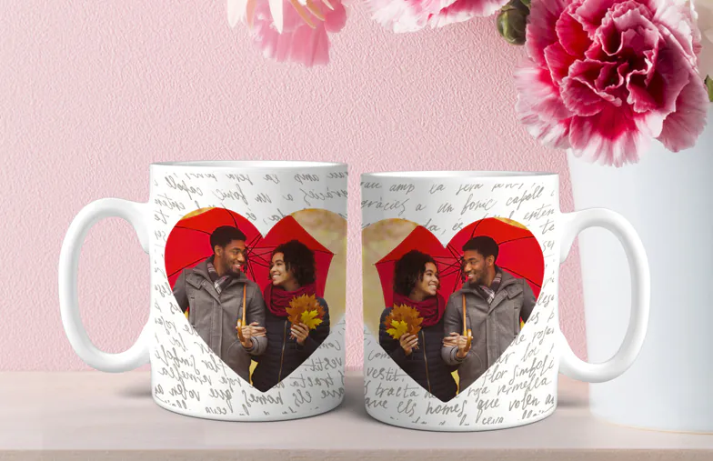 Tazze Foto Personalizzate da Printerpix|Mamma e bambino che tengono una tazza personalizzata con design a cartone animato di Printerpix con testo per papà|Tazza foto personalizzata con immagine di bambino che gattona indossando una tutina da animale|Mamma e figlia che tengono tazze foto personalizzate con foto di famiglia|Coppia che si bacia con tazze personalizzate con testo|Tazza foto personalizzata con la tua foto di un cane