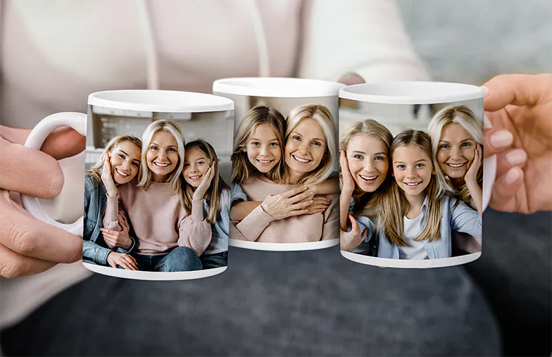 Tazze Foto Personalizzate da Printerpix|Mamma e bambino che tengono una tazza personalizzata con design a cartone animato di Printerpix con testo per papà|Tazza foto personalizzata con immagine di bambino che gattona indossando una tutina da animale|Mamma e figlia che tengono tazze foto personalizzate con foto di famiglia|Coppia che si bacia con tazze personalizzate con testo|Tazza foto personalizzata con la tua foto di un cane