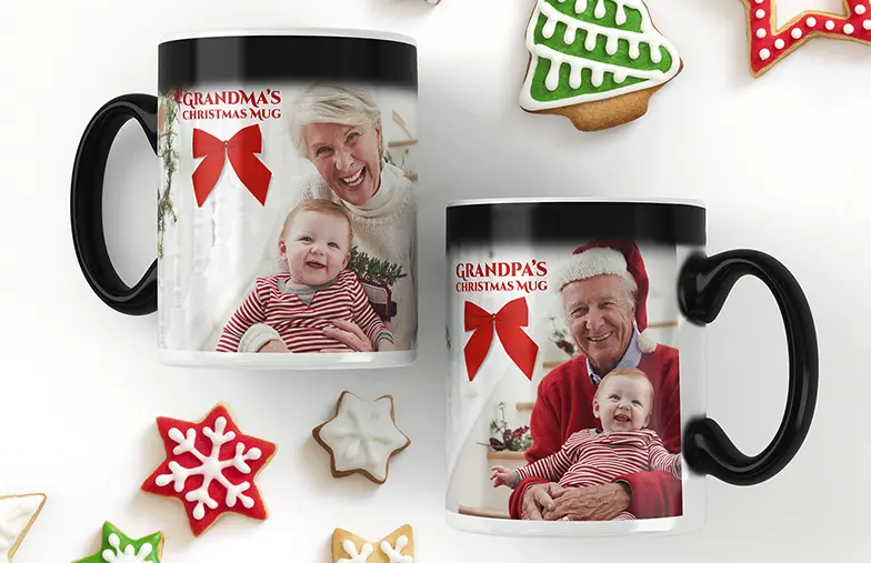 Tazza magica personalizzata di Printerpix che cambia colore con il calore con foto personalizzata di un bambino rivelata|Tazza Magica|Ragazzo che tiene una tazza magica personalizzata con la sua foto|Tazza magica con foto di gatto mentre si versa il tè sulla scrivania|Coppia che tiene due tazze magiche che cambiano colore con testo personalizzato di Printerpix|Tazza magica personalizzata con foto rivelata di una giovane donna
