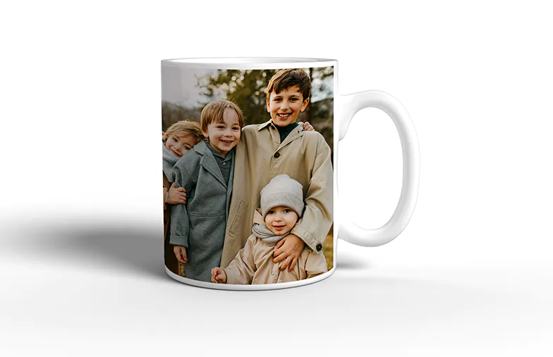 Tazze Foto Personalizzate da Printerpix|Mamma e bambino che tengono una tazza personalizzata con design a cartone animato di Printerpix con testo per papà|Tazza foto personalizzata con immagine di bambino che gattona indossando una tutina da animale|Mamma e figlia che tengono tazze foto personalizzate con foto di famiglia|Coppia che si bacia con tazze personalizzate con testo|Tazza foto personalizzata con la tua foto di un cane
