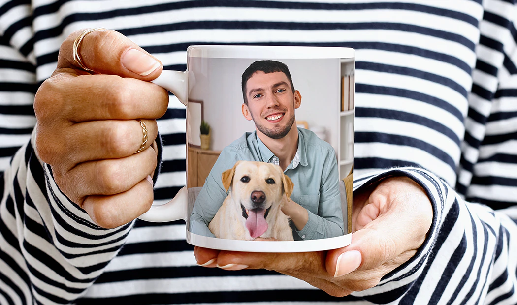 Tazze Foto Personalizzate da Printerpix|Mamma e bambino che tengono una tazza personalizzata con design a cartone animato di Printerpix con testo per papà|Tazza foto personalizzata con immagine di bambino che gattona indossando una tutina da animale|Mamma e figlia che tengono tazze foto personalizzate con foto di famiglia|Coppia che si bacia con tazze personalizzate con testo|Tazza foto personalizzata con la tua foto di un cane