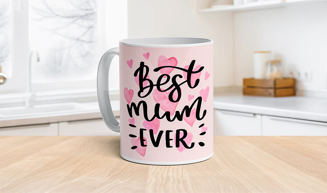 Tazze Foto Personalizzate da Printerpix|Mamma e bambino che tengono una tazza personalizzata con design a cartone animato di Printerpix con testo per papà|Tazza foto personalizzata con immagine di bambino che gattona indossando una tutina da animale|Mamma e figlia che tengono tazze foto personalizzate con foto di famiglia|Coppia che si bacia con tazze personalizzate con testo|Tazza foto personalizzata con la tua foto di un cane