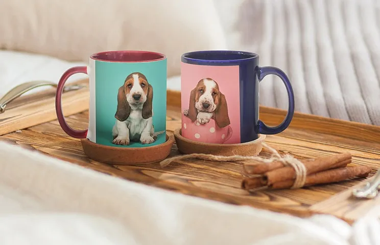 Tazze Foto a Colori Personalizzate da Printerpix|Tazze foto Printerpix rosse e blu con immagini di cani|Gatto che beve da tazza foto a colori personalizzata con foto di gatto|Tazza rossa personalizzata con foto di ragazza accanto a biscotti|Due tazze da caffè personalizzate colorate con collage di foto di famiglia|Caffè in tazza foto rossa personalizzata con foto di ragazzo