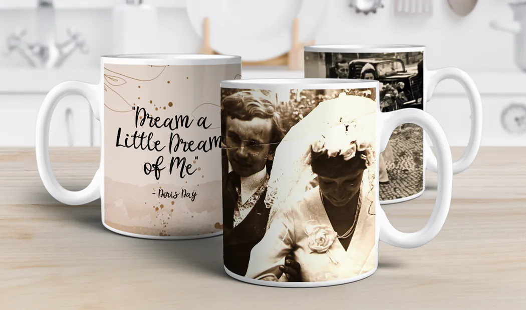 Mamma e bambino che tengono una tazza personalizzata con design a cartone animato di Printerpix con testo per papà