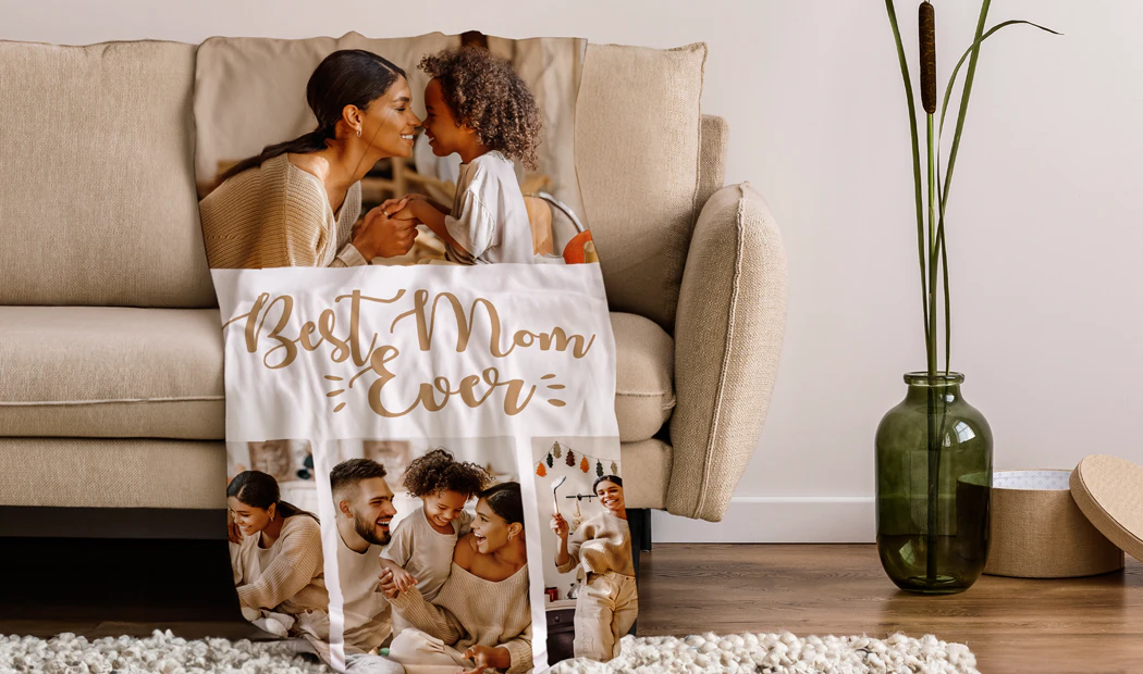 Coperta Fotografica Tocco di Vison di Printerpix|Coperte Fotografiche|Grande coperta fotografica su letto matrimoniale con foto di ragazza|Immagine della coperta fotografica con confronto delle dimensioni|Immagine collage in bianco e nero della coperta fotografica||||||