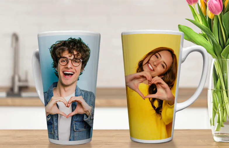 Tazze da Latte Personalizzate da Printerpix|Grande tazza da latte personalizzata di Printerpix con cuore e foto di coppia che si bacia|Due grandi tazze da latte bianche personalizzate con foto di coppia e cane|Due tazze da latte personalizzate con foto proprie della coppia e testo con citazione|Giovane coppia che tiene tazze da latte personalizzate con testo e immagini|Tazza da caffè con foto di giovane coppia stampata sopra