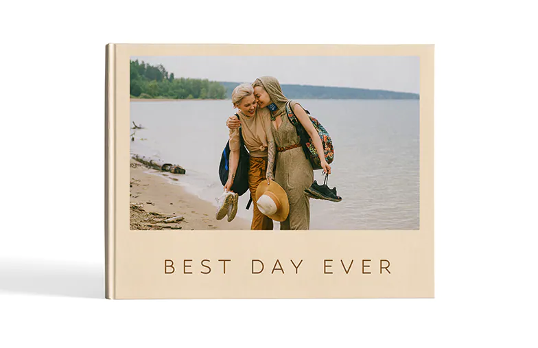 Album fotografico personalizzato di Printerpix con copertina rigida e grandi foto di una coppia anziana