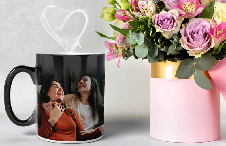 Tazza magica personalizzata di Printerpix che cambia colore con il calore con foto personalizzata di un bambino rivelata|Tazza magica personalizzata di Printerpix che cambia colore con il calore con foto personalizzata di un bambino rivelata|Ragazzo che tiene una tazza magica personalizzata con la sua foto|Tazza magica con foto di gatto mentre si versa il tè sulla scrivania|Coppia che tiene due tazze magiche che cambiano colore con testo personalizzato di Printerpix|Tazza magica personalizzata con foto rivelata di una giovane donna