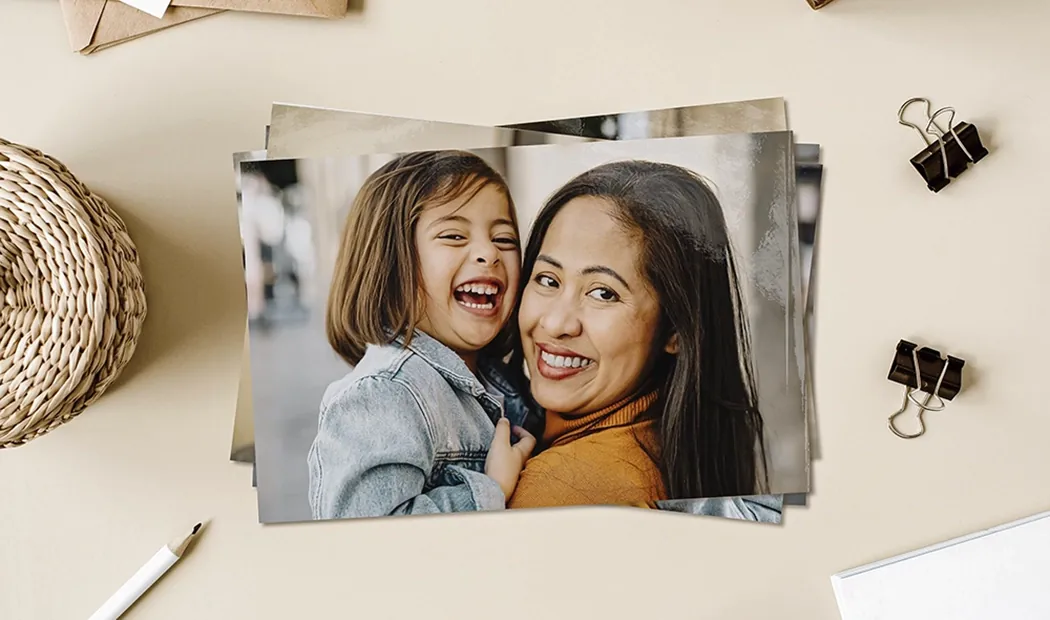 Pila di stampe fotografiche personalizzate dal servizio di stampa fotografica online di Printerpix