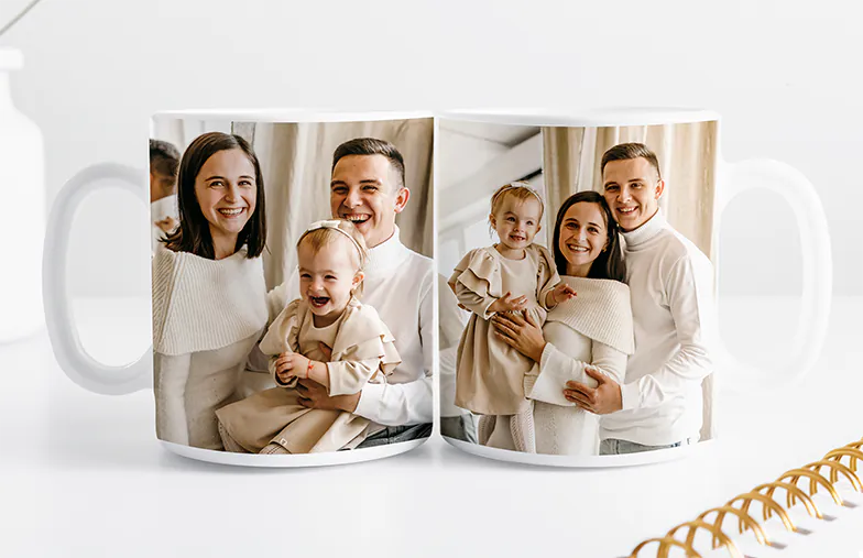 Mamma e bambino che tengono una tazza personalizzata con design a cartone animato di Printerpix con testo per papà