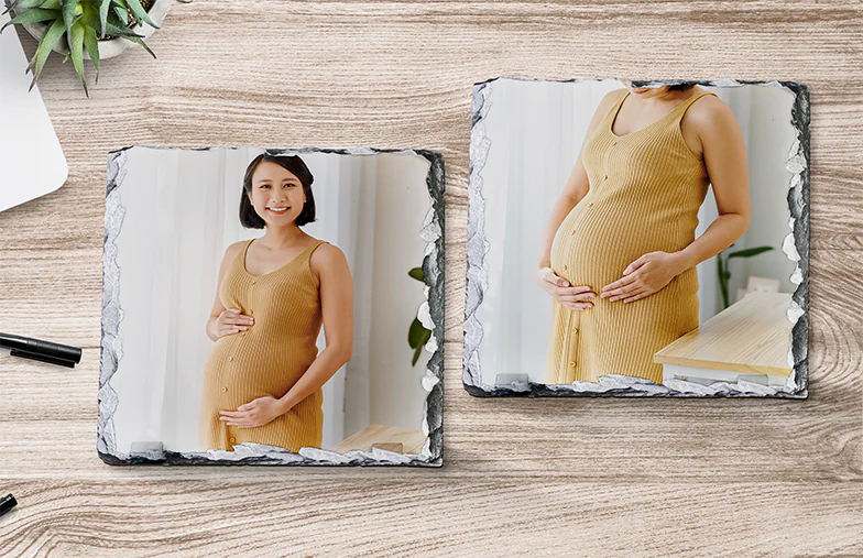 Ardesia Fotografica in Pietra|Ardesia in pietra con foto di famiglia|vista laterale dell'ardesia in pietra con bambino, mamma e papà|due giovani stampati su una pietra|Regalo personalizzato Pietra con immagine stampata