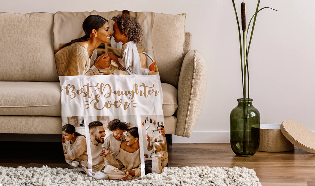 Coperta Fotografica Tocco di Vison da Printerpix|Coperte Personalizzate|Grande coperta fotografica su letto matrimoniale con foto di ragazza|Immagine della coperta fotografica con confronto delle dimensioni|Immagine collage in bianco e nero della coperta fotografica