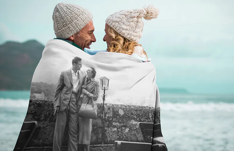 Coperta Fotografica Tocco di Vison da Printerpix|Coperte Personalizzate|Grande coperta fotografica su letto matrimoniale con foto di ragazza|Immagine della coperta fotografica con confronto delle dimensioni|Immagine collage in bianco e nero della coperta fotografica