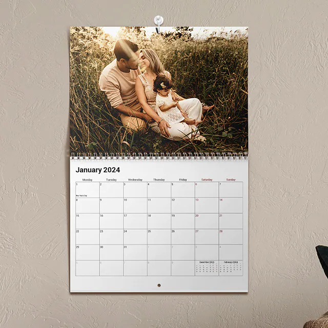 Calendario fotografico 2020 personalizzato da appendere al muro di Printerpix|Calendario a doppia pagina A3|Donna che scrive su calendario da parete personalizzato A4 di printerpix con foto a tema natalizio|Calendario da parete 2020 A3 appeso con design fotografico personalizzato da printerpix|Coppia romantica in soggiorno con calendario da parete 2020 personalizzato con foto di proposta|Foto di cani su calendario fotografico di design personalizzato appeso al muro