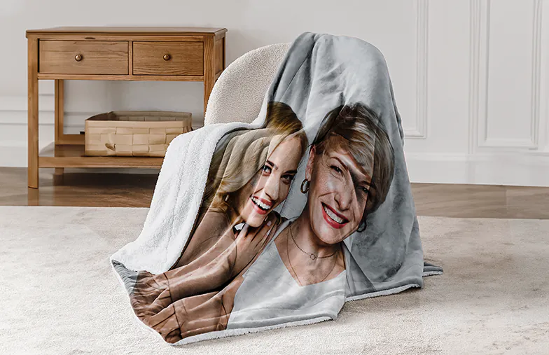 Coperta Fotografica Tocco di Vison di Printerpix|Coperte Fotografiche|Grande coperta fotografica su letto matrimoniale con foto di ragazza|Immagine della coperta fotografica con confronto delle dimensioni|Immagine collage in bianco e nero della coperta fotografica