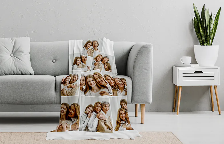 Coperta Fotografica Tocco di Vison di Printerpix|Coperte Fotografiche|Grande coperta fotografica su letto matrimoniale con foto di ragazza|Immagine della coperta fotografica con confronto delle dimensioni|Immagine collage in bianco e nero della coperta fotografica