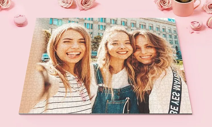 Puzzle di cartone rosa della famiglia