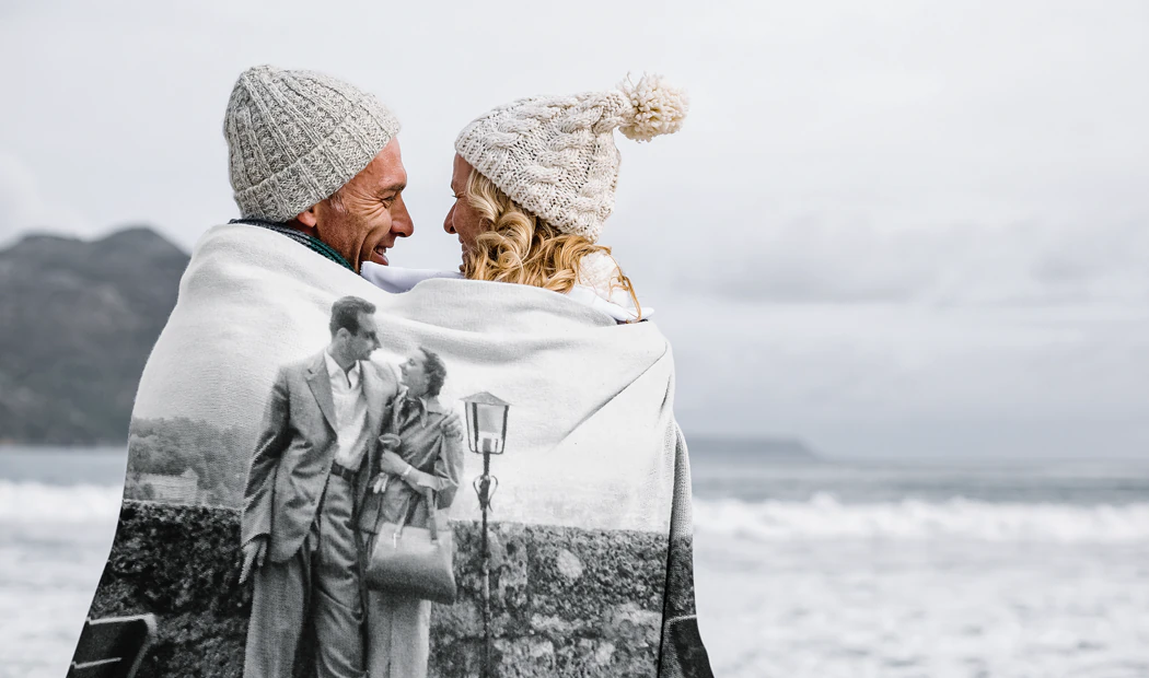 Coperta Fotografica Tocco di Vison di Printerpix|Coperte Fotografiche|Grande coperta fotografica su letto matrimoniale con foto di ragazza|Immagine della coperta fotografica con confronto delle dimensioni|Immagine collage in bianco e nero della coperta fotografica||||||