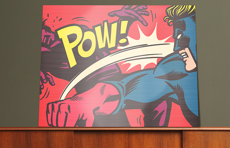 Stampa fotografica in alluminio di una montagna e un lago tenuta da una donna realizzata da Printerpix