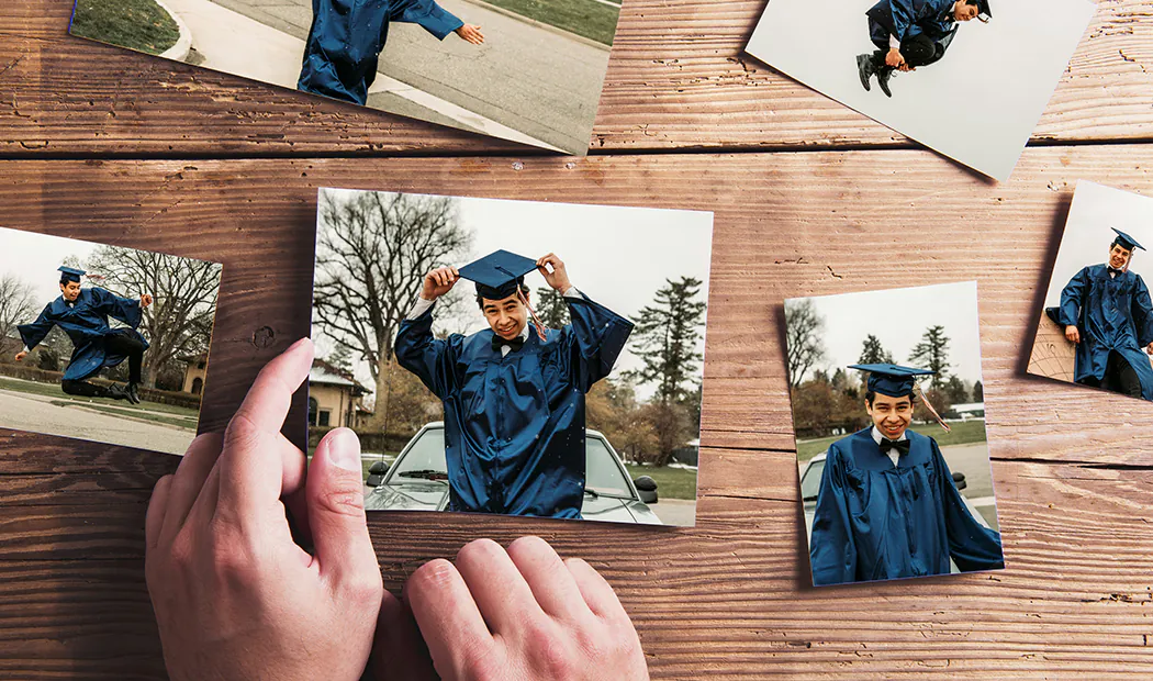Stampa di foto da Printerpix|Pila di stampe fotografiche personalizzate dal servizio di stampa fotografica online di Printerpix|Stampe fotografiche piccole, medie e grandi sul tavolo dal telefono cellulare|Stampe fotografiche|Mani che tengono una stampa fotografica di tre bambini in vacanza|Gamma di dimensioni di stampe fotografiche online di foto scattate da telefono cellulare della famiglia