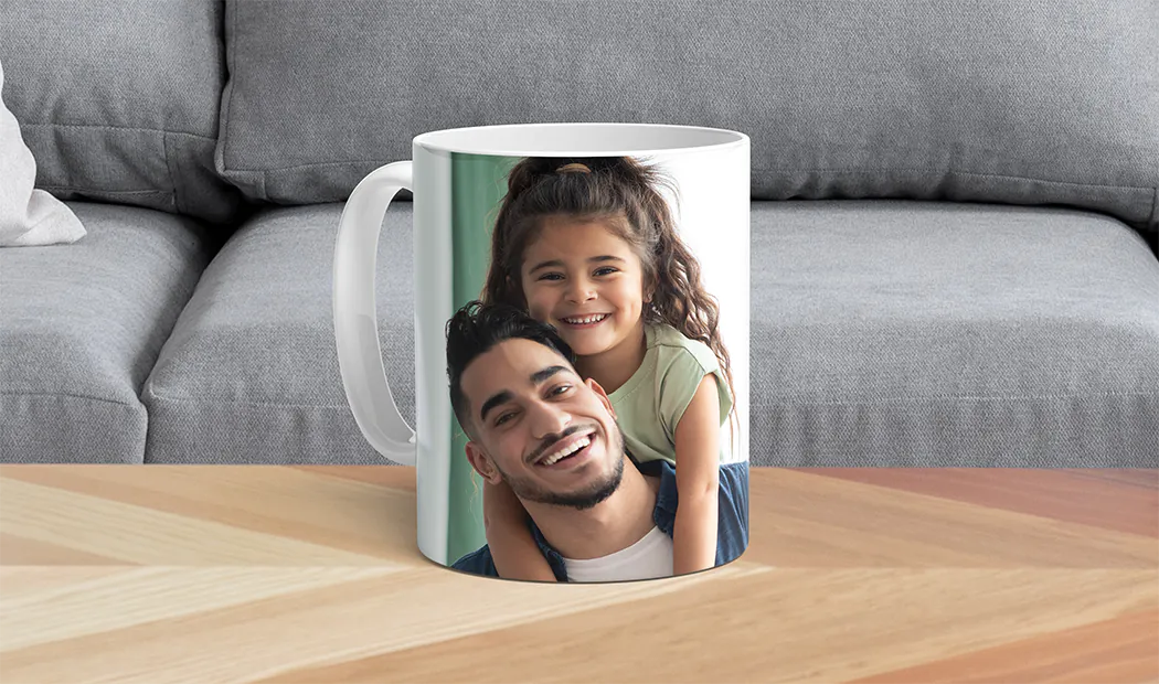 Tazze Foto Personalizzate da Printerpix|Mamma e bambino che tengono una tazza personalizzata con design a cartone animato di Printerpix con testo per papà|Tazza foto personalizzata con immagine di bambino che gattona indossando una tutina da animale|Mamma e figlia che tengono tazze foto personalizzate con foto di famiglia|Coppia che si bacia con tazze personalizzate con testo|Tazza foto personalizzata con la tua foto di un cane