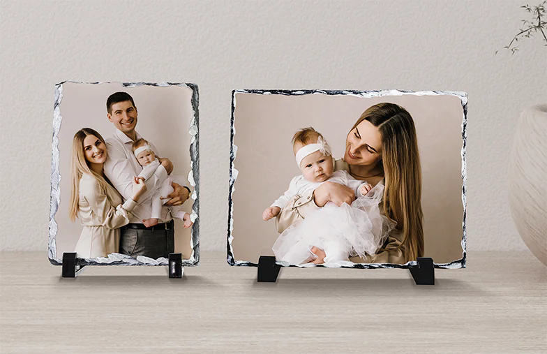 Ardesia Fotografica in Pietra|Ardesia in pietra con foto di famiglia|vista laterale dell'ardesia in pietra con bambino, mamma e papà|due giovani stampati su una pietra|Regalo personalizzato Pietra con immagine stampata