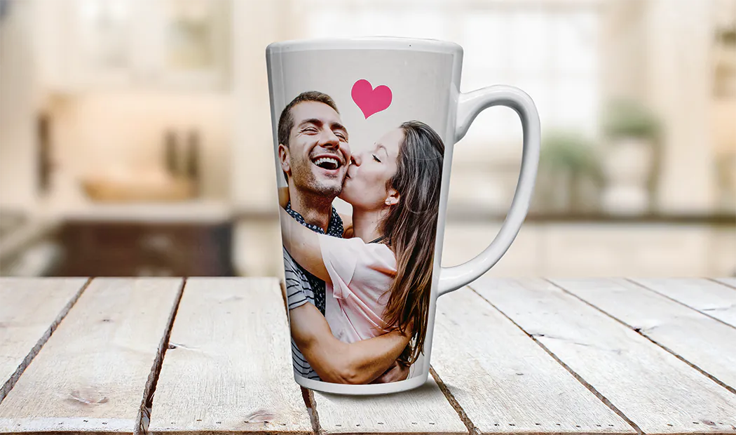 Tazze da Latte Personalizzate da Printerpix|Grande tazza da latte personalizzata di Printerpix con cuore e foto di coppia che si bacia|Due grandi tazze da latte bianche personalizzate con foto di coppia e cane|Due tazze da latte personalizzate con foto proprie della coppia e testo con citazione|Giovane coppia che tiene tazze da latte personalizzate con testo e immagini|Tazza da caffè con foto di giovane coppia stampata sopra