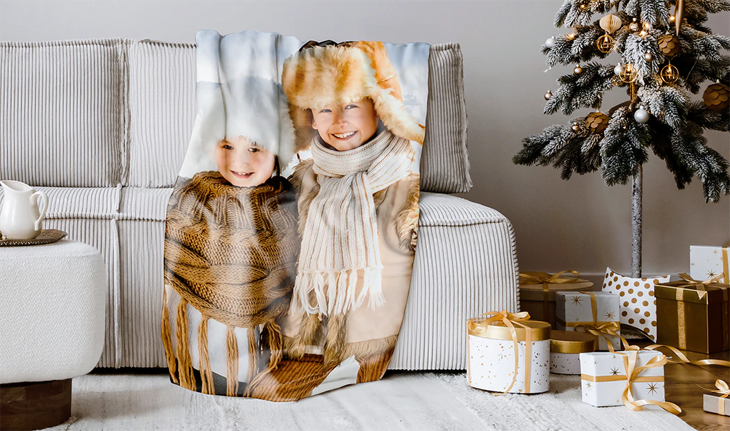 Coperta fotografica personalizzata: Mamma e bambino si coccolano su un divano marrone. Un ricordo unico e prezioso.