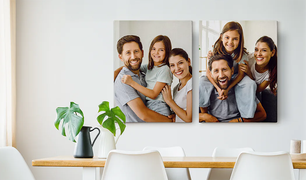 Stampe su tela personalizzate da Printerpix|Stampa su tela collage di due amiche felici|dimensioni delle stampe su tela|madre che bacia affettuosamente il suo piccolo figlio su una stampa su tela|parete della galleria di stampe su tela|Stampa su tela di una coppia che si gode la vacanza